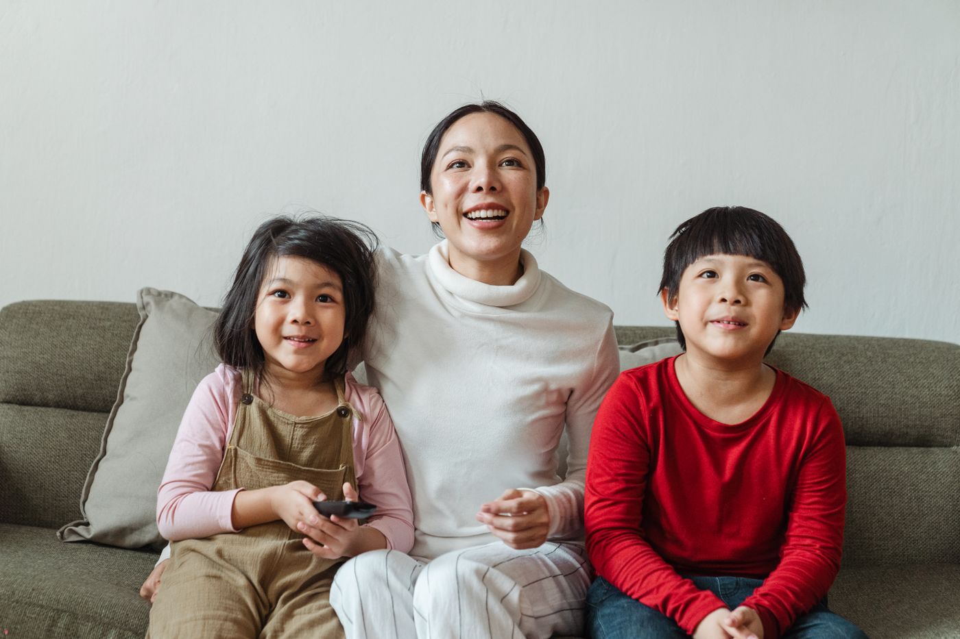 Família reunida em uma sala assistindo à televisão